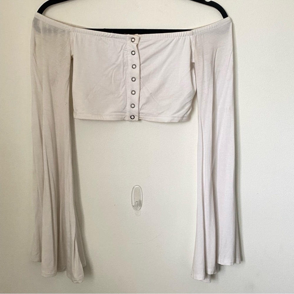 Alessandra Top Lovers+Friends / Revolve off the shoulder flared button crop top - Picture 3 of 6